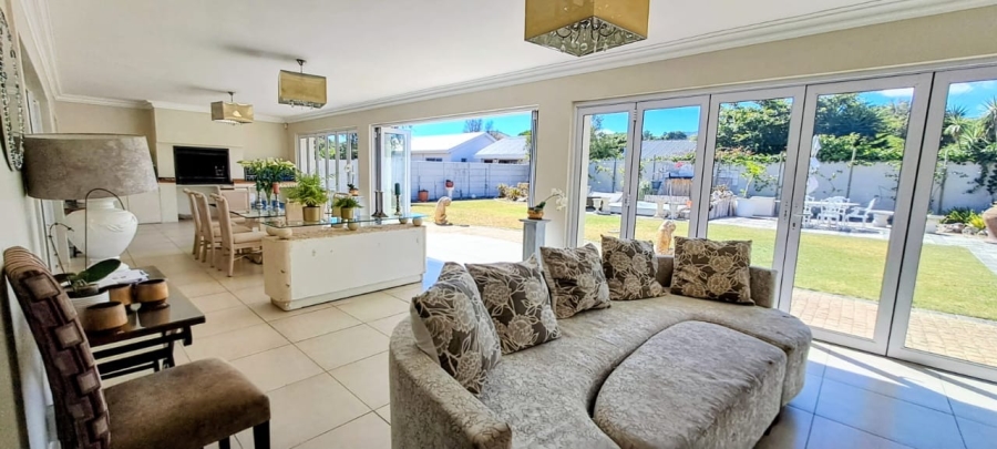 5 Bedroom Property for Sale in Sandbaai Western Cape